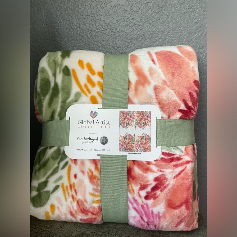 New Global Artist Collection Floral Throw Blanket 50” x 62” - Picture 2 of 3
